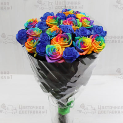 Синие и радужные розы в букете СПб