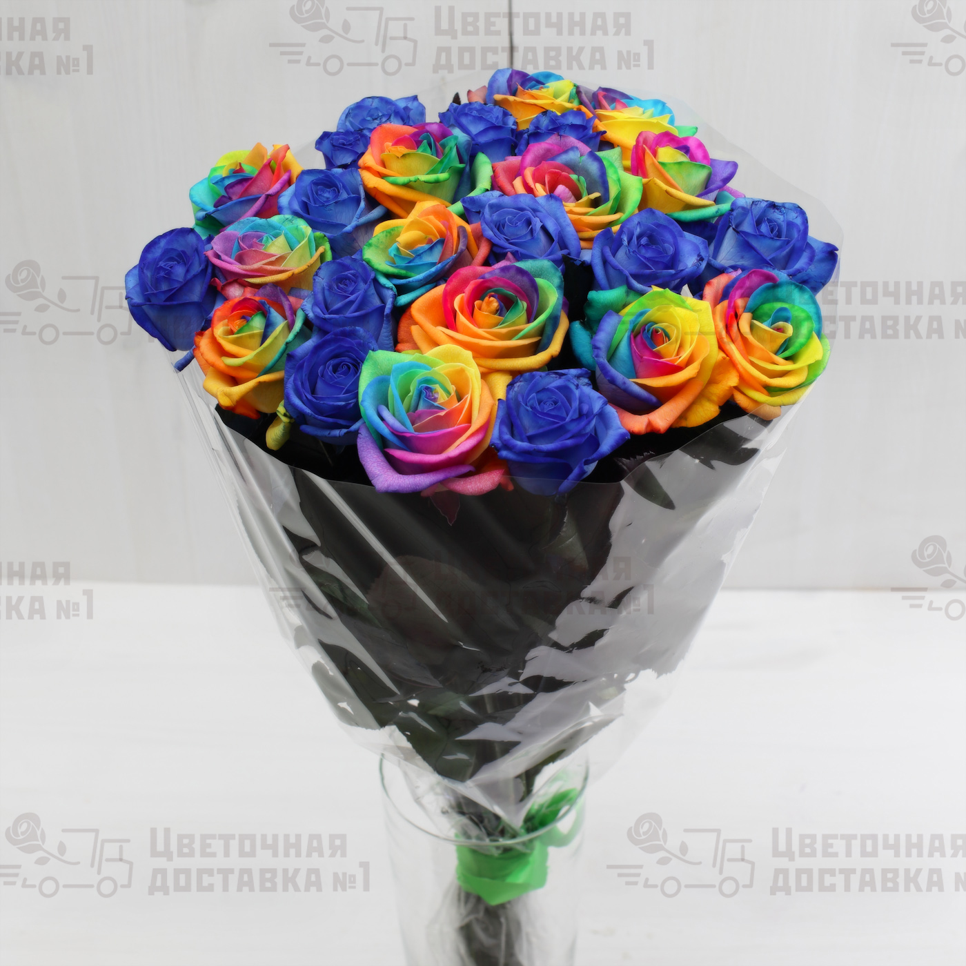 Синие и радужные розы в букете СПб